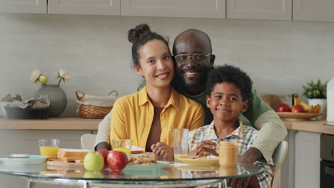 Retrato-De-Una-Alegre-Familia-Afroamericana-Desayunando-En-Casa